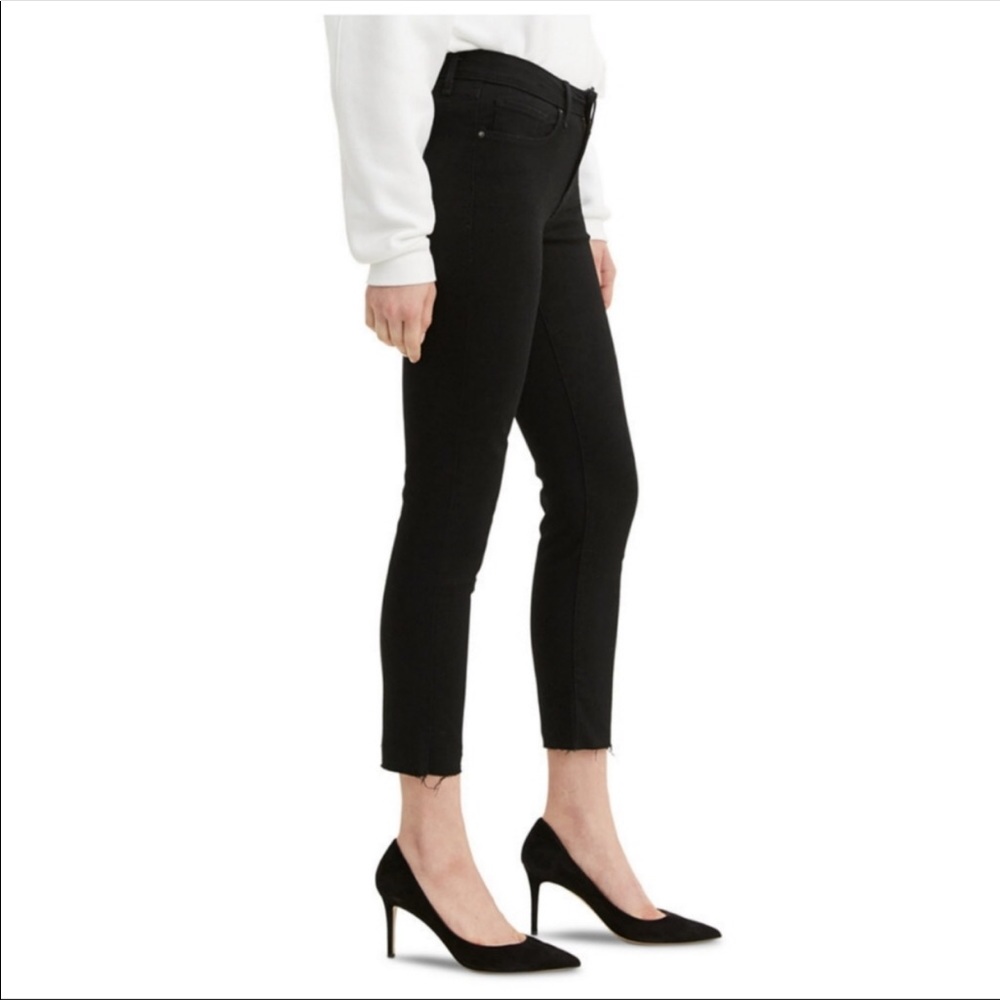 Levi’s Classic Mid rise Skinny raw hem crop